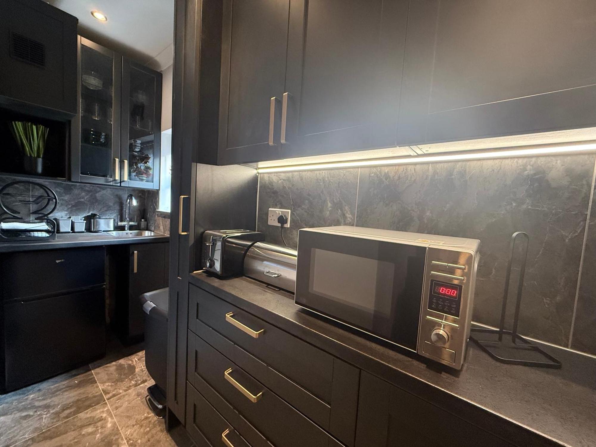 C - Newly Renovated Private 1 Bed Near Trent Bridge Cricket Ground And National Water Sports Centre *