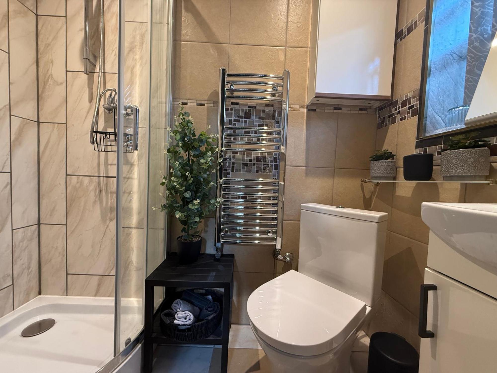 C - Newly Renovated Private 1 Bed Near Trent Bridge Cricket Ground And National Water Sports Centre